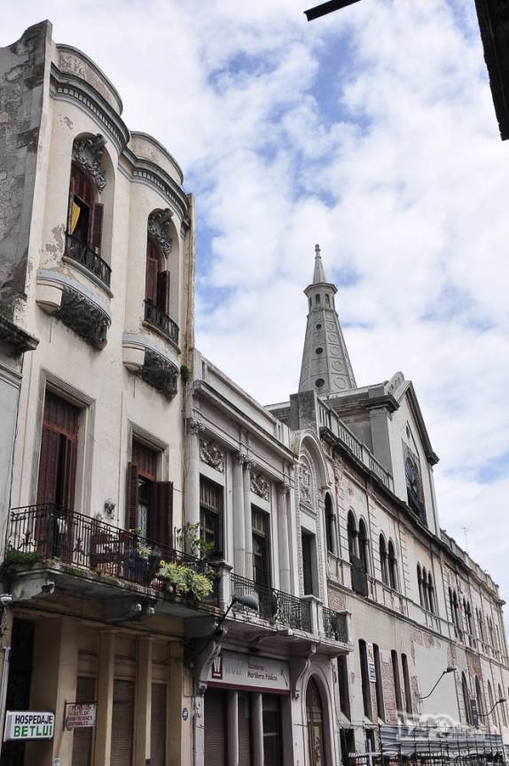 Prédios neoclássicos nas ruas do Centro Velho de Montevideo, no Uruguai